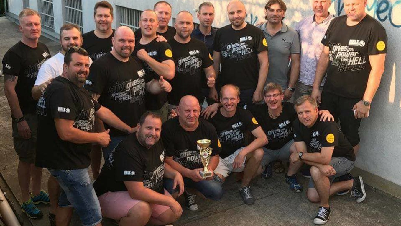 VK Veteráni Košice s trofejou za víťazstvo na turnaji v Prahe.