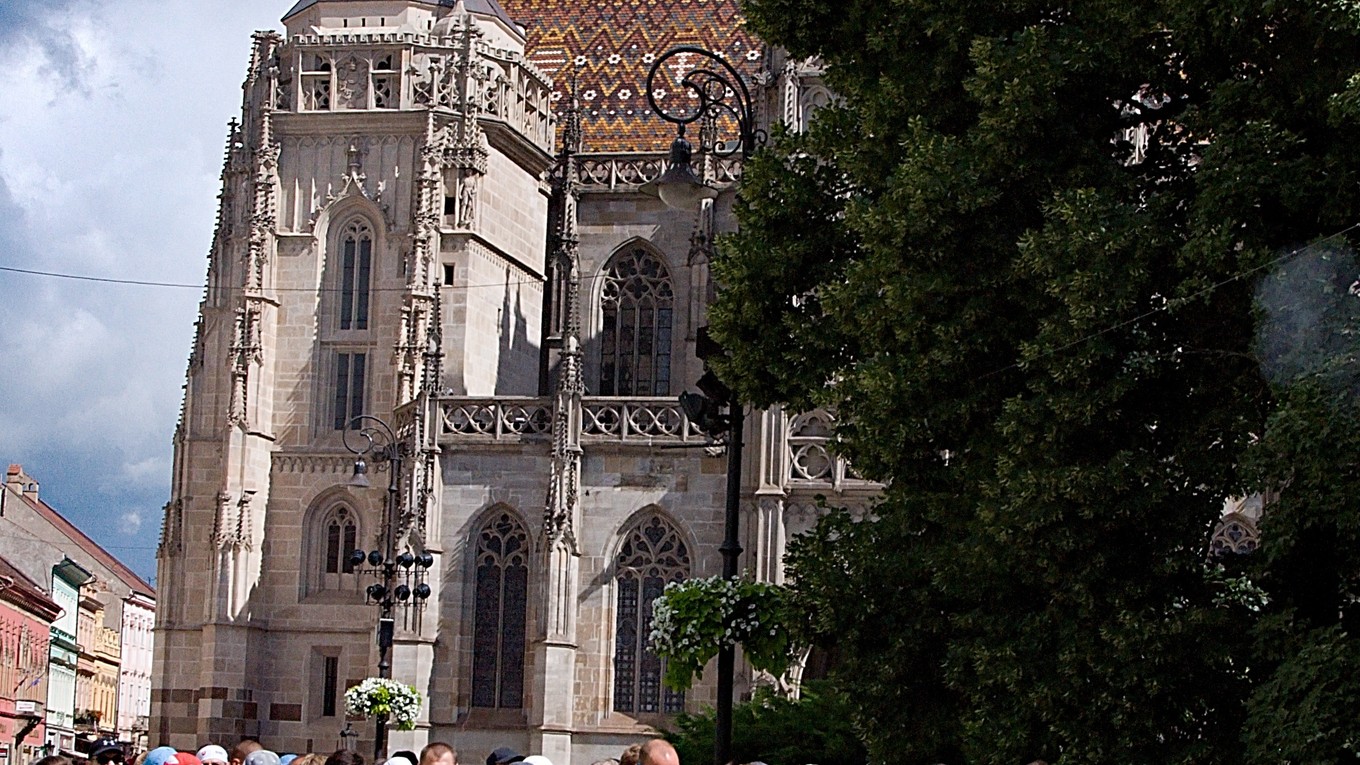 Bežci sa pripravujú na štart polmaratónu Košice - Seňa.