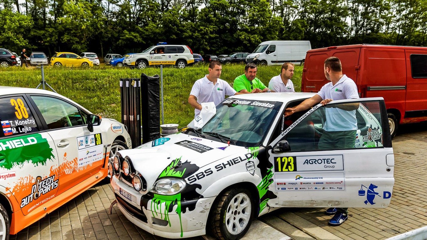 Jedna z posádok Rally System Slovakia tímu.