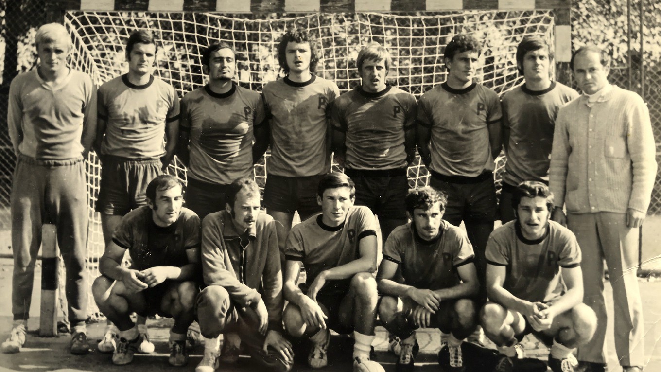 Zľava stoja: Koperniech, Ondruš, Vadász, Vojtaš, Műller, Kurjatník, Hummel, tréner Slančo. Dole zľava: Kučečka, Urblík, Gaľan, Lauf, Sárközy.