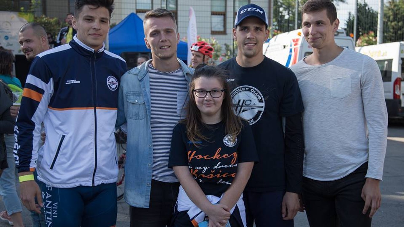 Patrika Kocha (vľavo) a Šimona Petráša (druhý sprava) boli podporiť aj spoluhráči z tímu.
