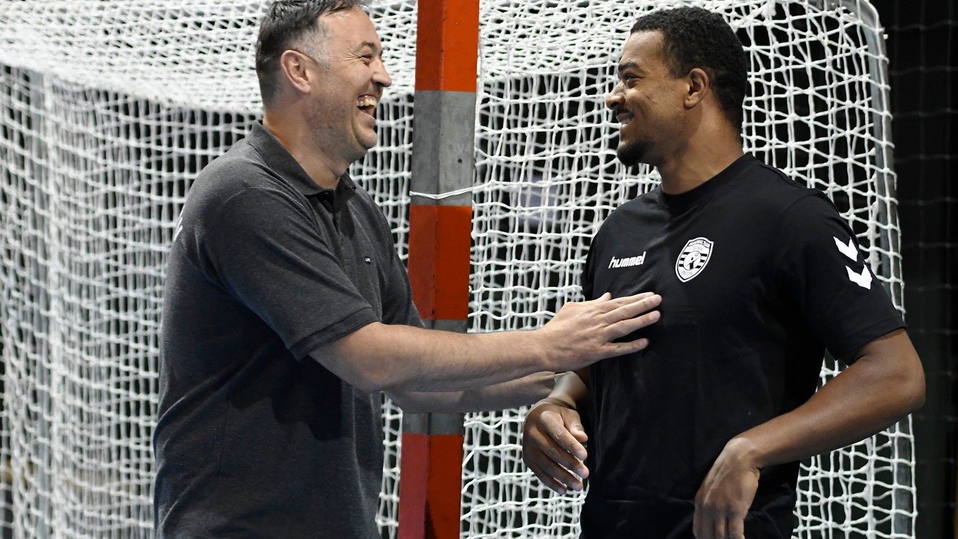 Atraktívny novic T. A. Gatine (vpravo) i tréner Goluža šli do tréningu dobre naladení.