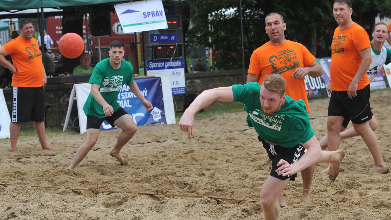 Carapkin strieľa, Straňovský sa prizerá.