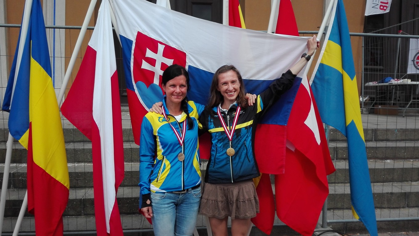 Vpravo usmiata svetová šampiónka Katarína Lamiová. Vedľa nej ďalšia slovenská medailistka, bronzová Silvia Chupeková. 