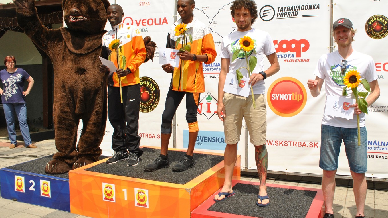 Najrýchlejší bežci v kategórii do 39 rokov, úplne vpravo je štvrtý Vladimír Majerčák. 