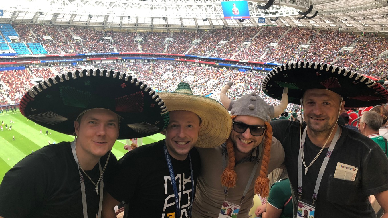 Na zápase Mexika nemohlo na hlave Martina Jakubka (vpravo) chýbať tradičné sombrero.