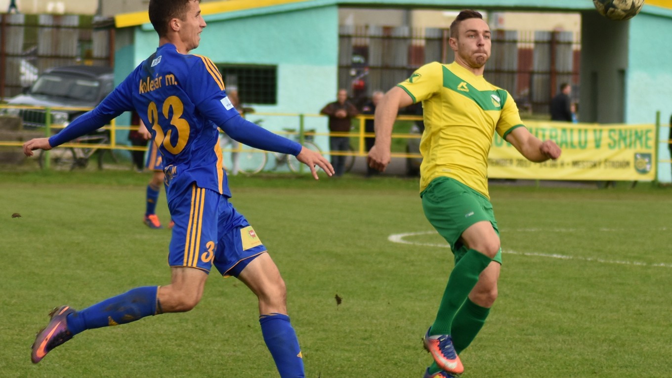 So Sninou sa stále pripravuje strelec Vyshnevskyi (vpravo).