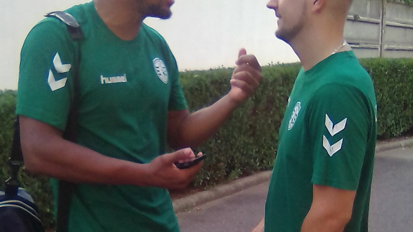 Francúzska posila Titouan Gatine (vľavo) s generálnym manažérom Tatrana.