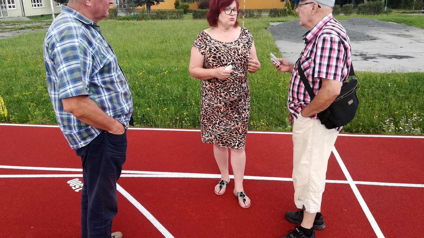 Starosta Ján Lukáč a riaditeľka Ivica Clementová na novej tartanovej dráhe.