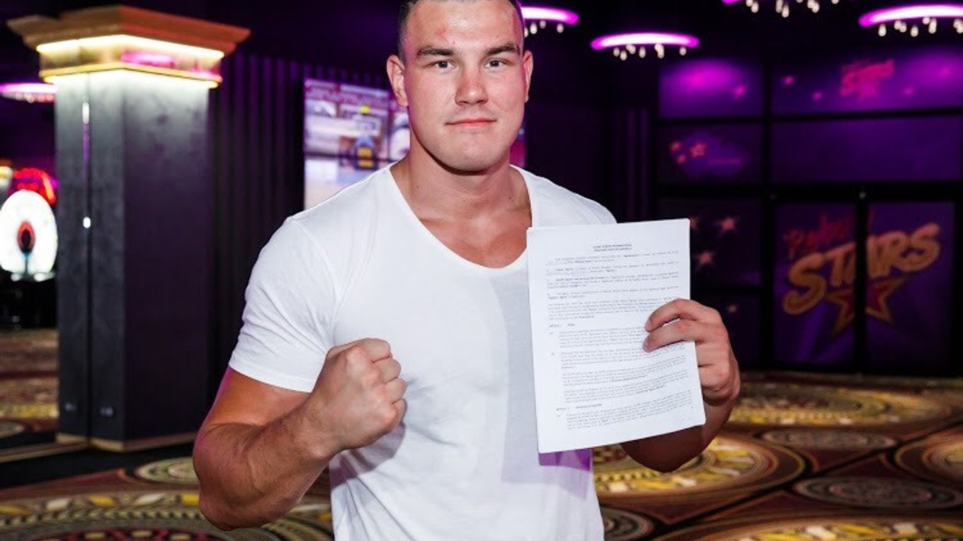 Tomáš Možný pózuje s novým kontraktom v Glory, najprestížnejšej federácii kickboxu.