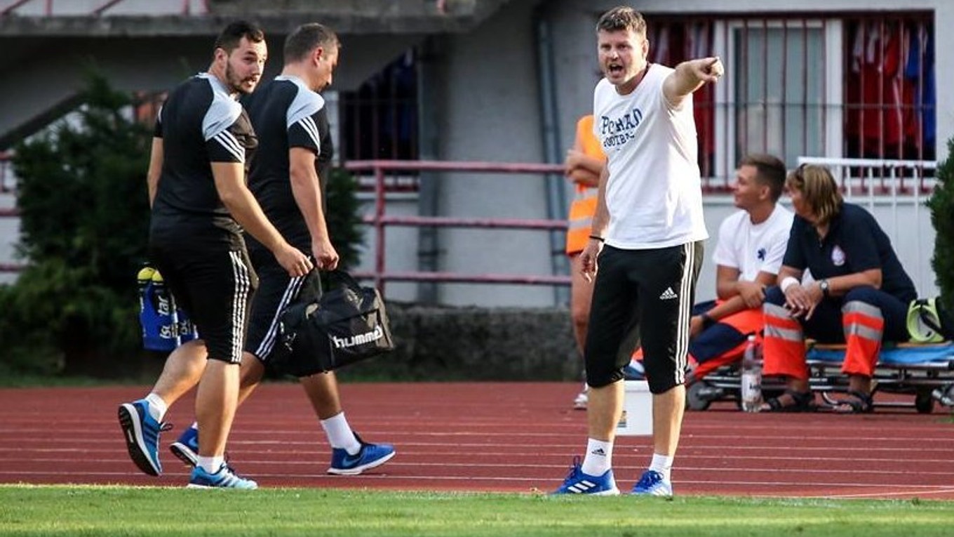 Marek Petruš (v bielom tričku) donedávna pôsobil v Tatrane Prešov. Teraz, už ako tréner Popradu, bude stáť na opačnej strane barikády.