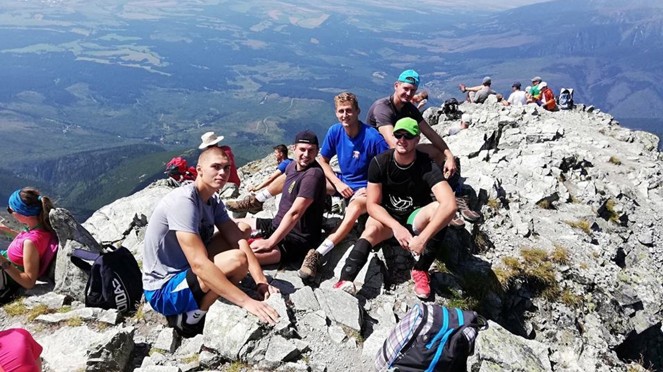 Košickí volejbalisti si vychutnávajú výhľad z Kriváňa.
