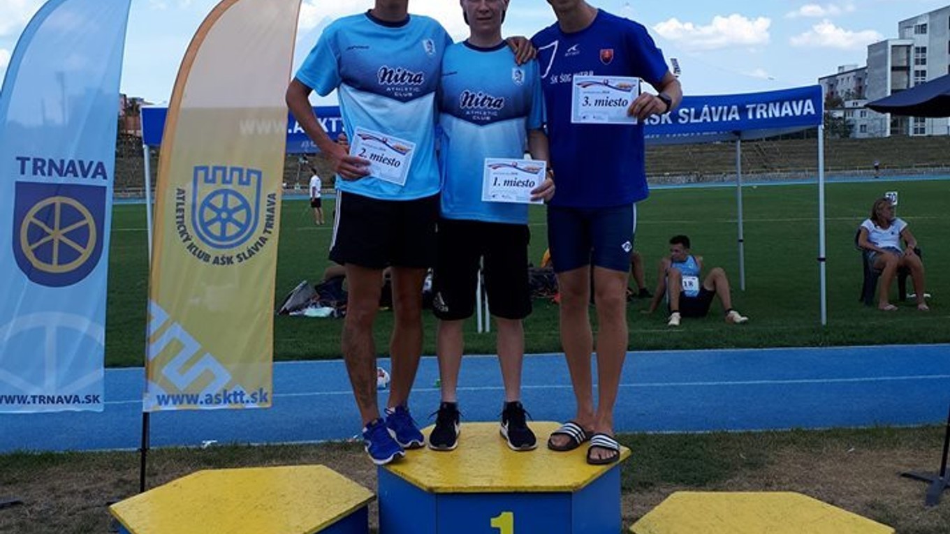 V Trnave si Jozef Urban (v strede) dobehol pre prvé miesto aj napriek nepríjemnostiam pred štartom.