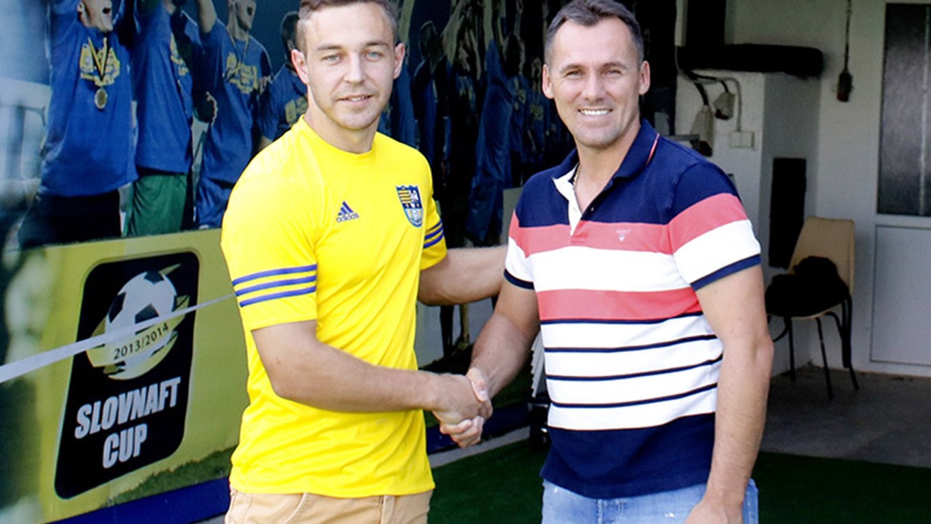 Oleg Višnevskij (vľavo) a športový riaditeľ FC Košice Pavol Turczyk po spečatení dohody.