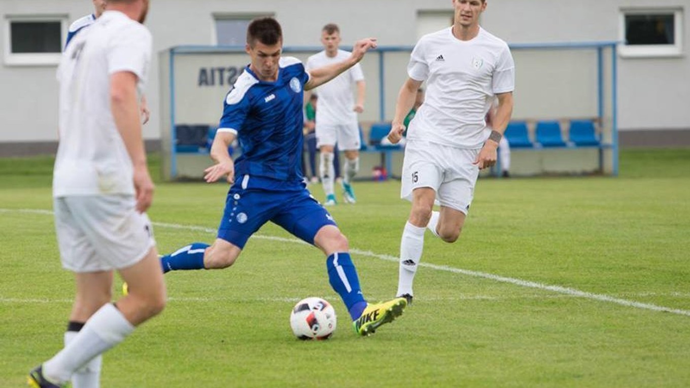 Ľubomír Korijkov (v modrom) hral naposledy za Lokomotívu ešte 31. mája 2017 proti Pohroniu. Posledné tri týždne čakal na vybavenie administratívnych prekážok.