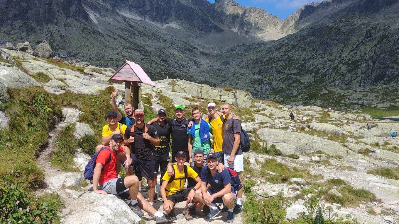 V Tatrách volejbalisti nachodili denne desiatky kilometrov a tréner sa zmenil na ošetrovateľa otlakov.
