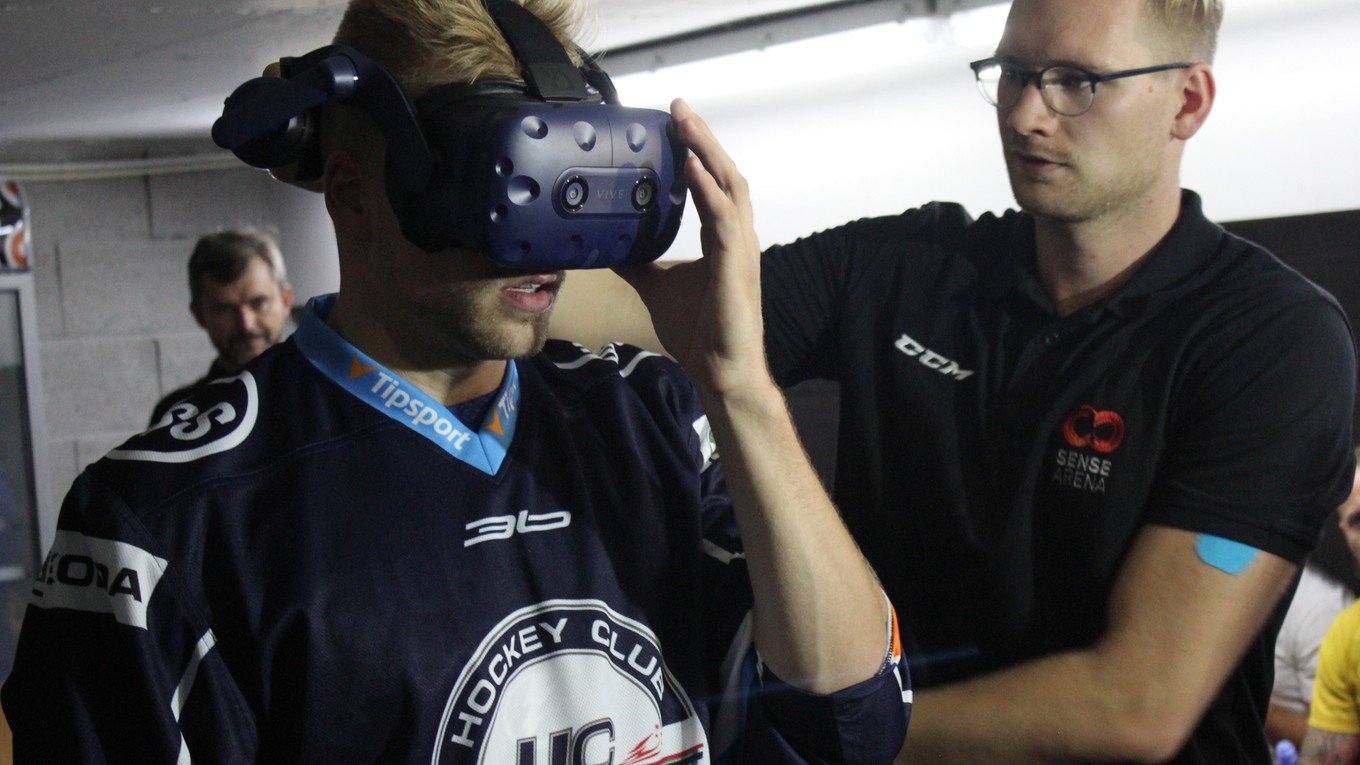 Erik Černák sa od hokejovej virtuálnej reality nevedel odtrhnúť.