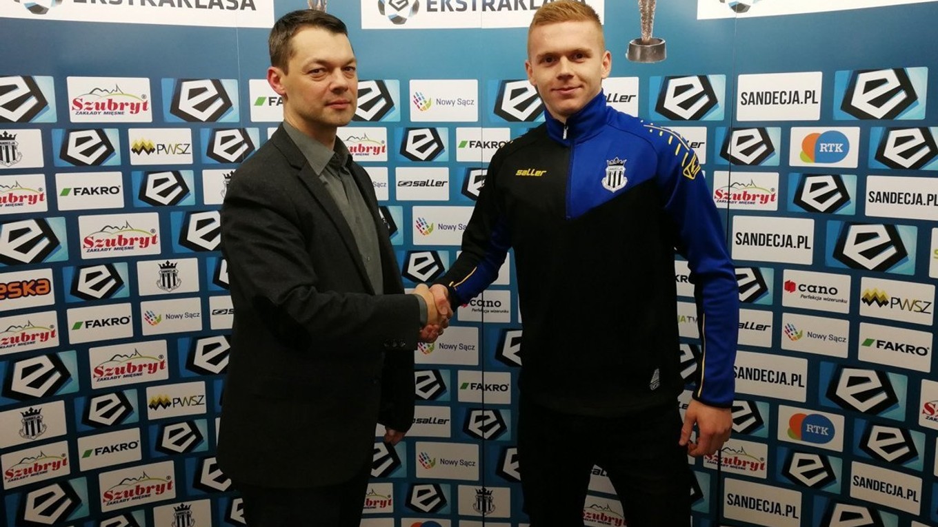 Keď mieril do Poľska. Futbalista z hornotoryského regiónu Jakub Grič (vpravo) vo farbách Sandecje s prezidentom klubu Grzegorzom Haslikom. Vrátil sa späť na Slovensko.