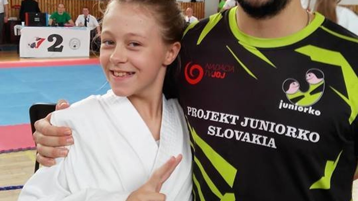 Hrdý tato s dcérou.