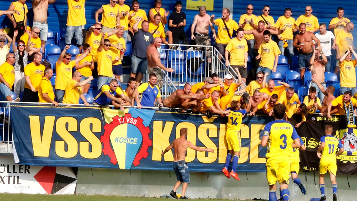 Dvojgólový strelec Filip Serečin (14) sa teší s fanúšikmi FC Košice, ktorí merali cestu pod Vihorlat.