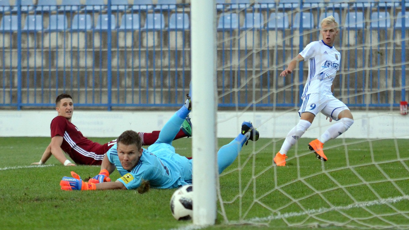Peter Kolesár (v bielom) strieľa prvý gól.