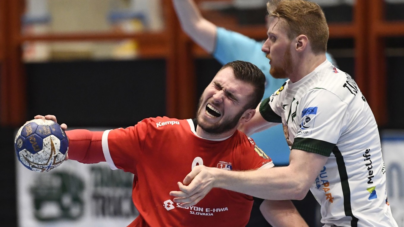 Roman Carapkin (vpravo) Považanom strelil gól takmer súčasne s klaksónom.