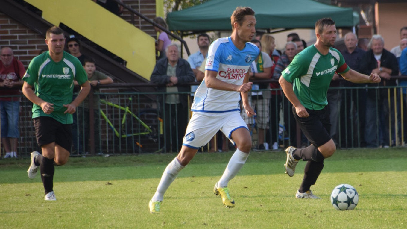 Lokomotíva to na Kysuciach nemala ľahké, proti nej stál motivovaný súper podporený hlasivkami 850 divákov. O najtesnejšom víťazstve Košičanov rozhodol Kolek (v strede).