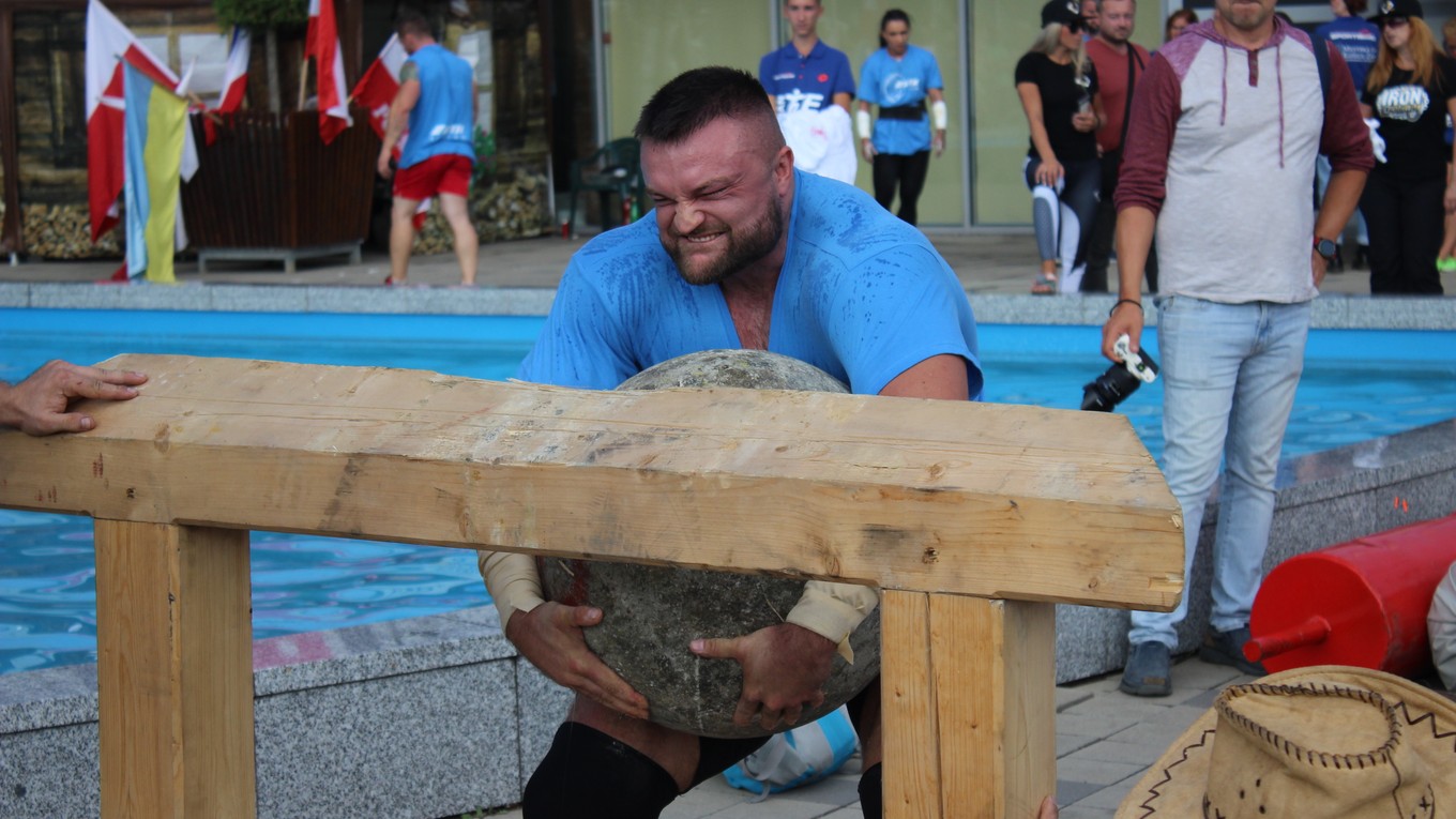 Najnáročnejšia disciplína - dvíhanie betónových gulí.