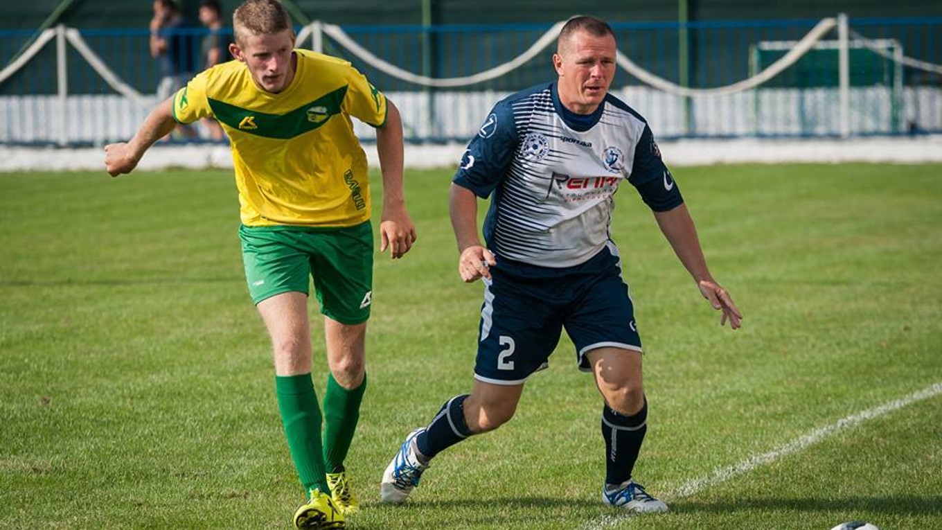 Giraltovský tréner Patrik Partila (vpravo) ide svojím zverencom príkladom i na trávniku.