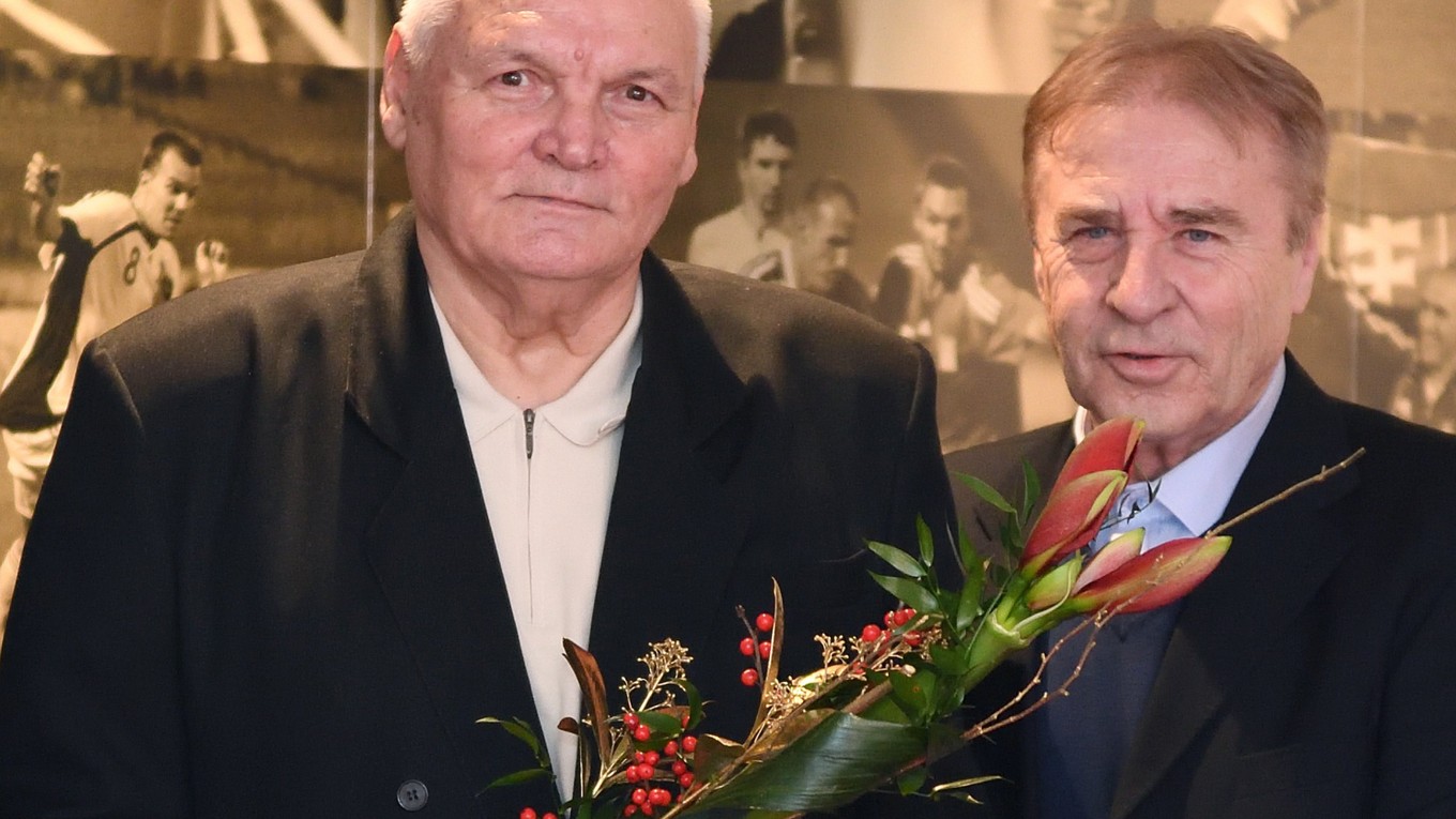 Anton Švajlen (vľavo) a Ladislav Petráš, dve veľké postavy slovenského futbalu.