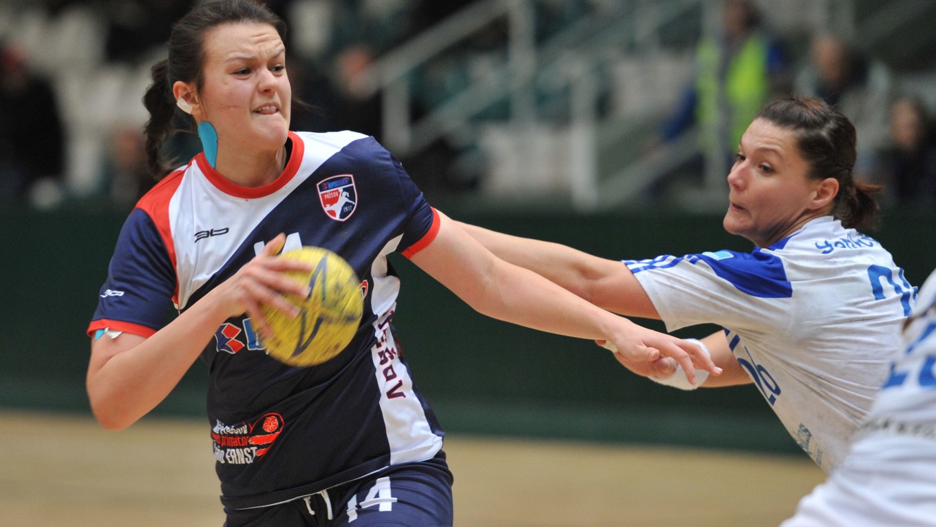 Aj nad štartom Šutranovej (s loptou) visí otáznik.