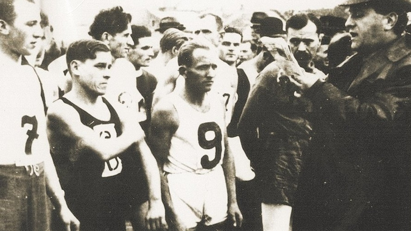 Rok 1936, posledné pokyny pred štartom od šéfa pretekov Vojtecha Bukovského. 