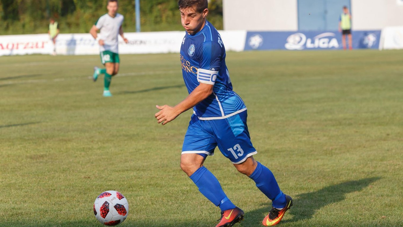 Kapitán verí, že dnes všetky body zostanú doma. 