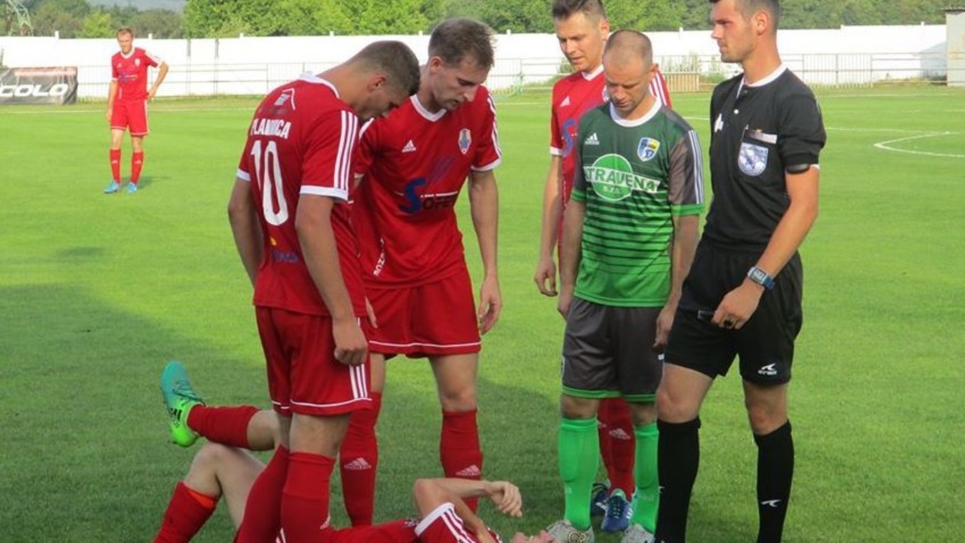 Futbalisti Plavnice (na archívnej snímke v červených dresoch) sa cez víkend postarali o najväčšie prekvapenie 10. kola tretej ligy.