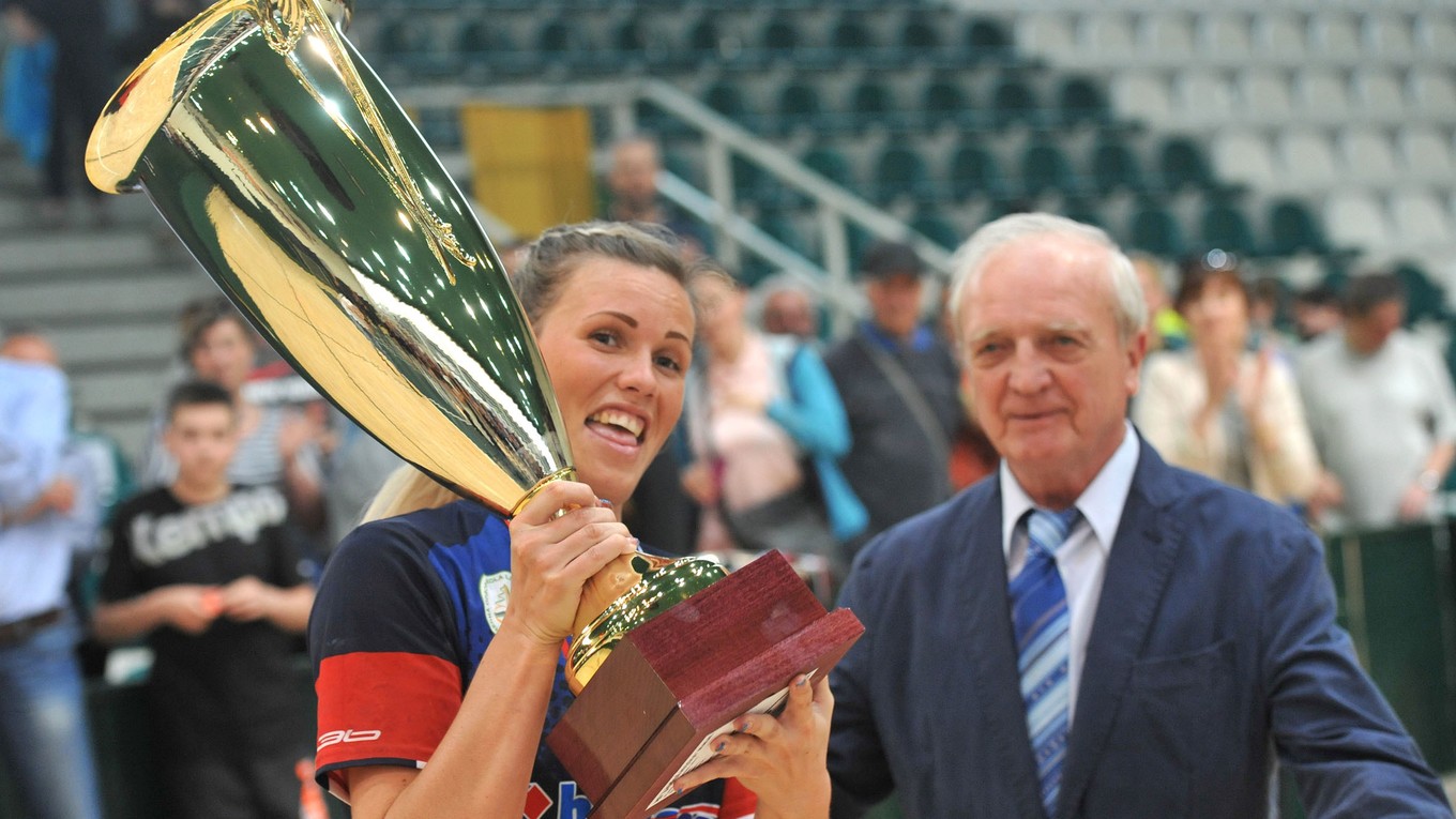 Bývalá kapitánka Katarína Pavúková s trofejou a prvým viceprezidentom SZH P. Palšom. Aktívnu činnosť musela zanechať.