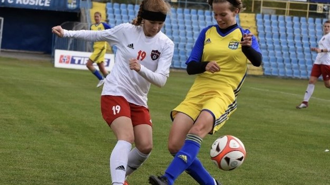 Útočníčke Lokomotívy Košice Patrícii Vaškovej (vpravo) sa zatiaľ medzi futbalovou elitou strelecky nedarí.