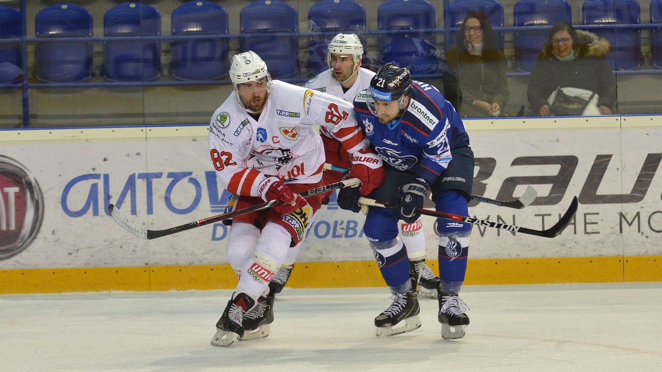 Radomír Heizer z HK Poprad (vpravo) a Balint Magosi z DVTK Jegesmedvék Miškovec (vľavo)
