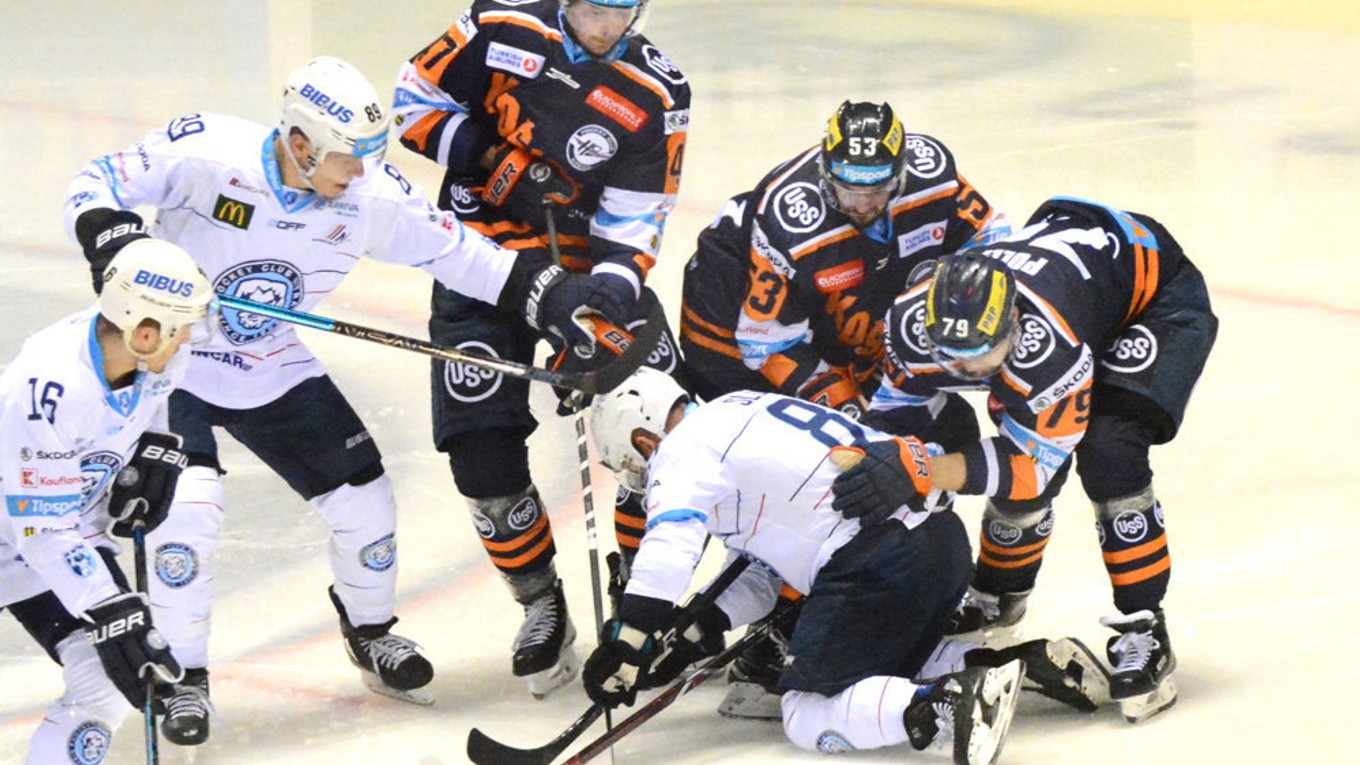 Slovinec Klemen Pretnar (druhý sprava) pomohol oceliarom k víťazstvu nad Nitrou dvoma asistenciami.