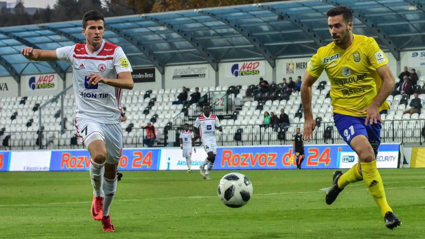 Prvý gól Michaloviec proti Trenčínu dal po rohu Španiel Carrillo (vpravo). 