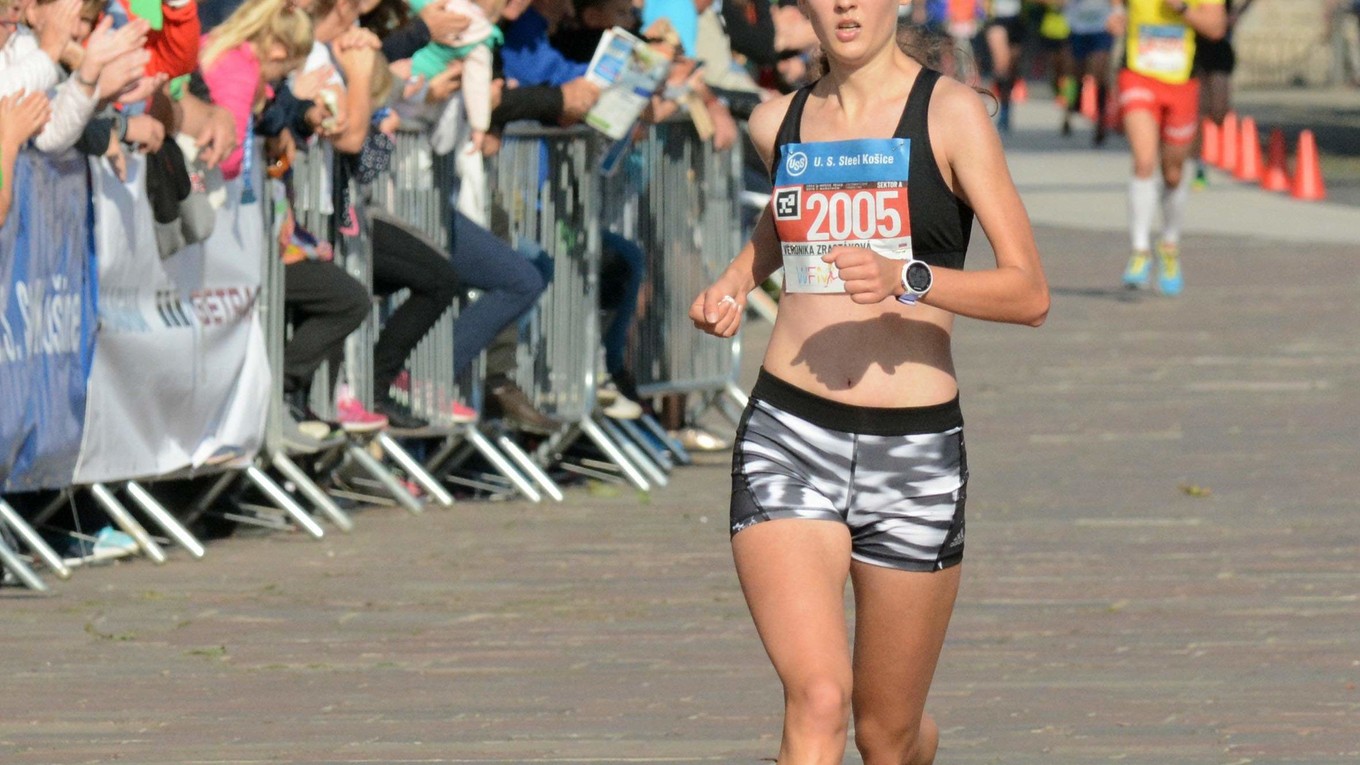 Medzi ženami obhájila na polovičnej maratónskej trati minuloročný triumf Veronika Zrastáková.