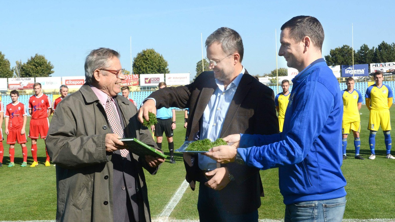 Eugen Magda (vľavo), predseda VsFZ Richard Havrilla a športový manažér FC Košice Roman Šimko pri krste knihy Krížom-krážom za európskym futbalom.