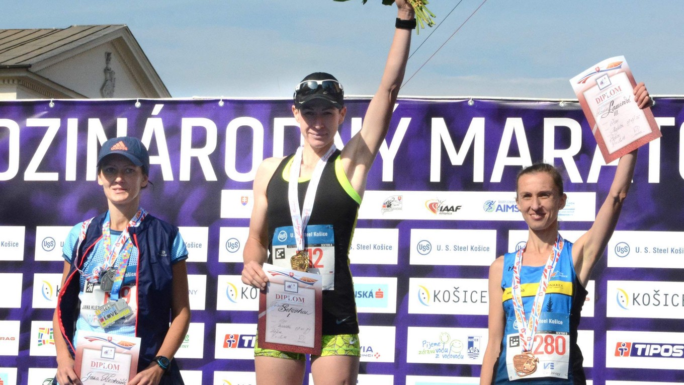 Katarína Lamiová (vpravo) s bronzovou medailou na M-SR v rámci MMM. 