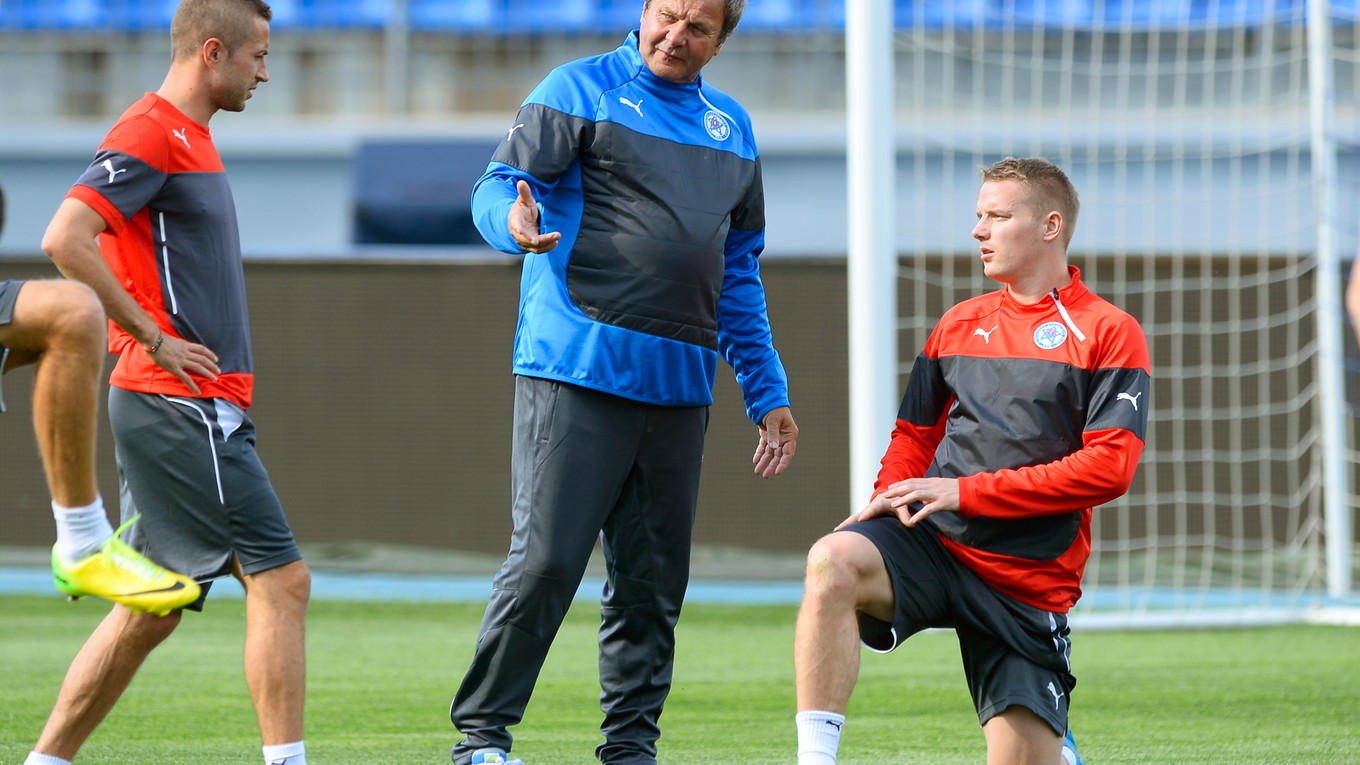 Stanislav Šesták (vľavo) veľmi rád spomína na reprezentačné obdobie pod vedením trénera Jána Kozáka (v strede). 