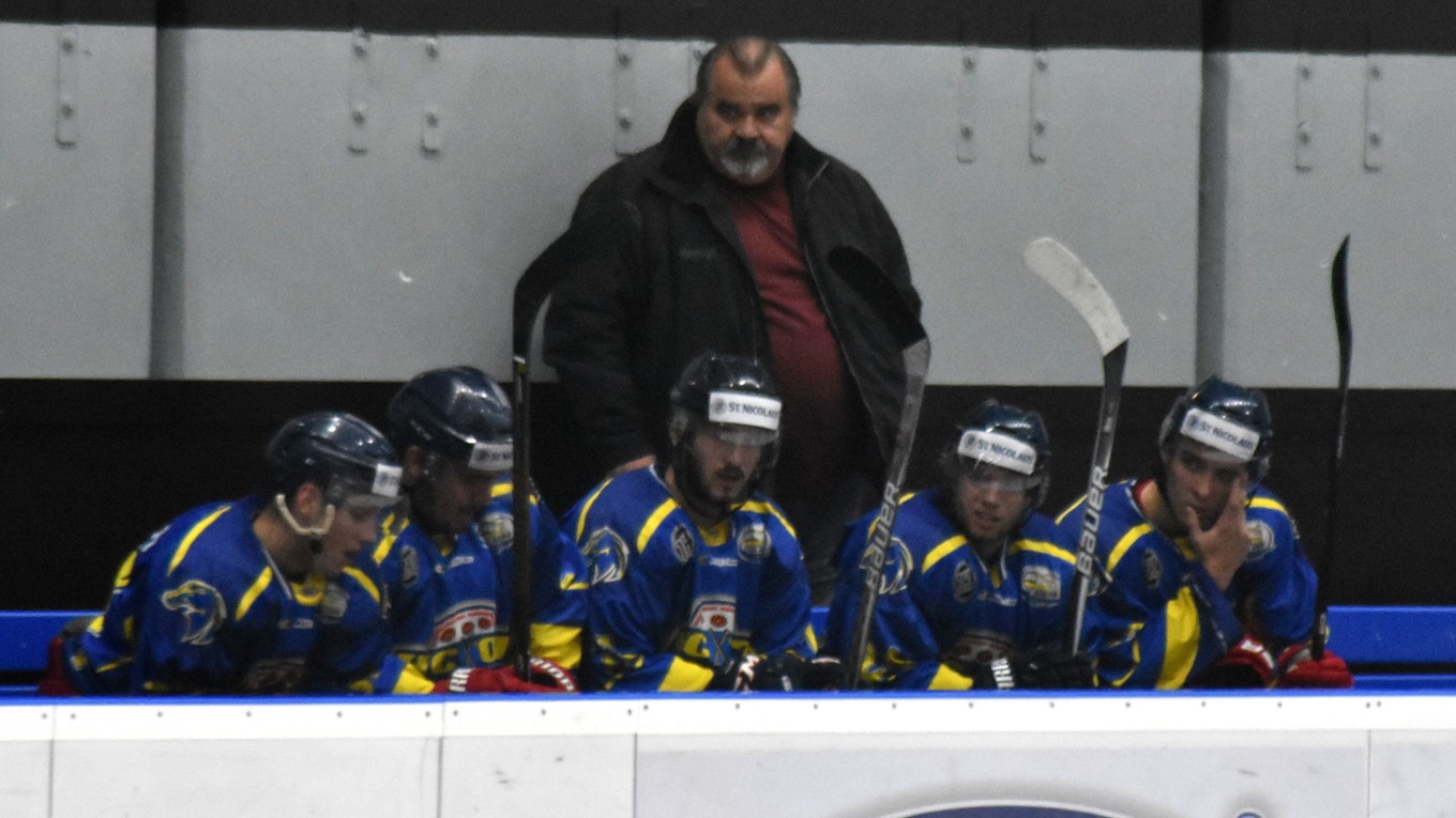 Chudobná lavička Prešova počas súboja v Michalovciach. Hore je tréner Slavomír Chlebec.