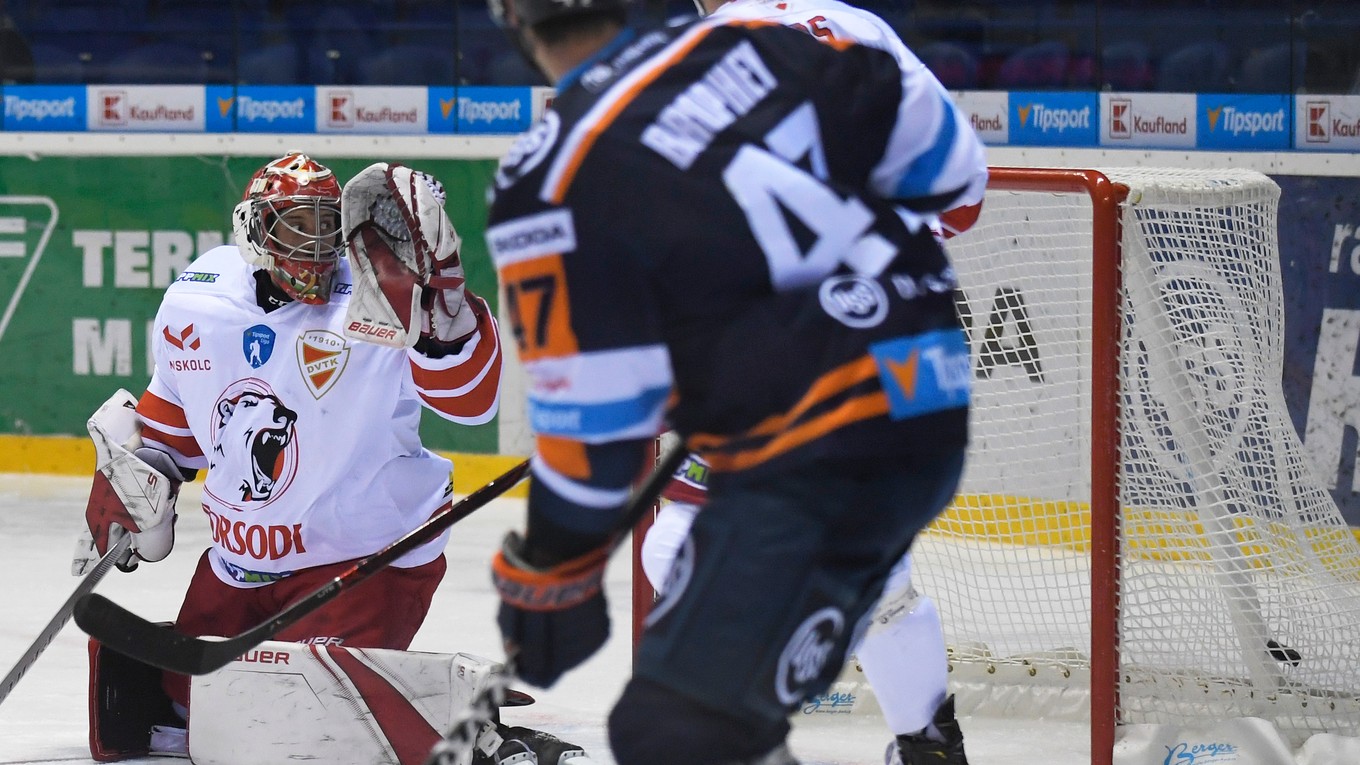 Puk po strele v sieti brankára Miškovca Duscheka znamenal vyrovnanie na 1:1. 