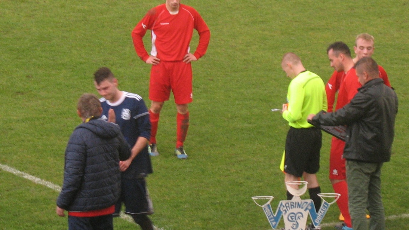 Spokojnosť v stretnutí Sabinov - Svit bola na strane hostí (v modrých dresoch).