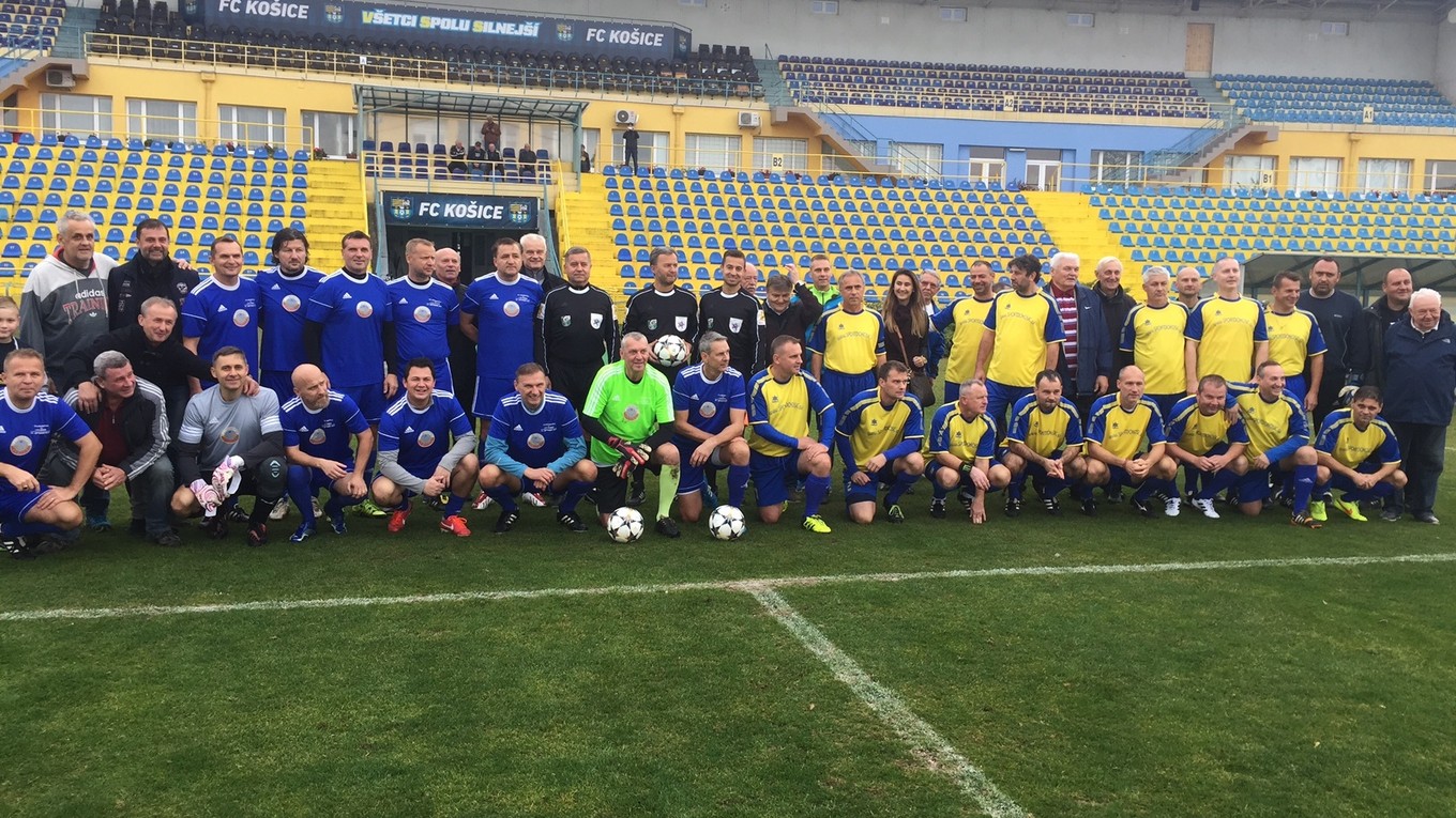 Spoločná fotografia ako cenná pamiatka pre aktérov derby legiend tradičných košických klubov.
