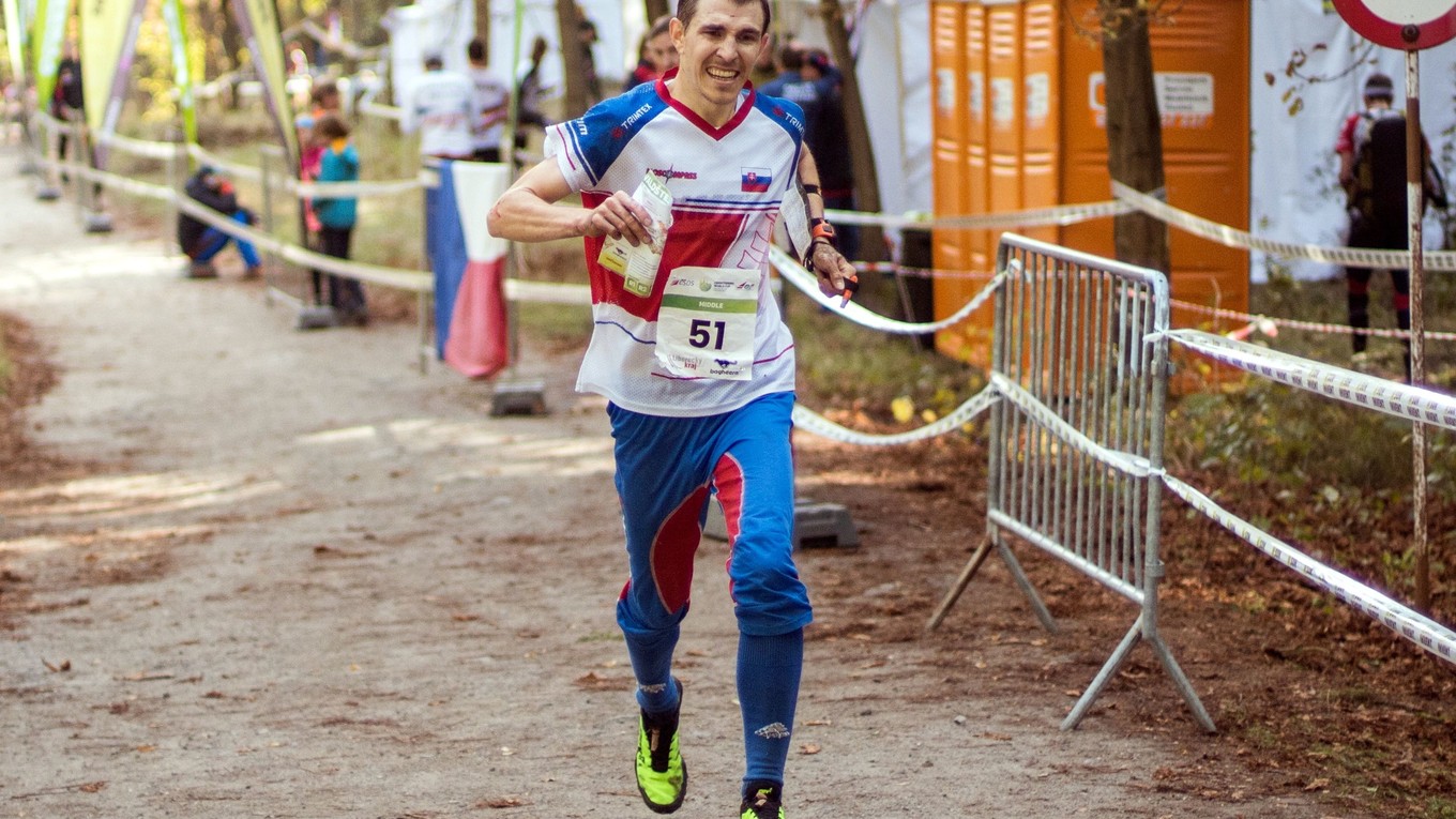 Michal Krajčík finišuje do cieľa pretekov.