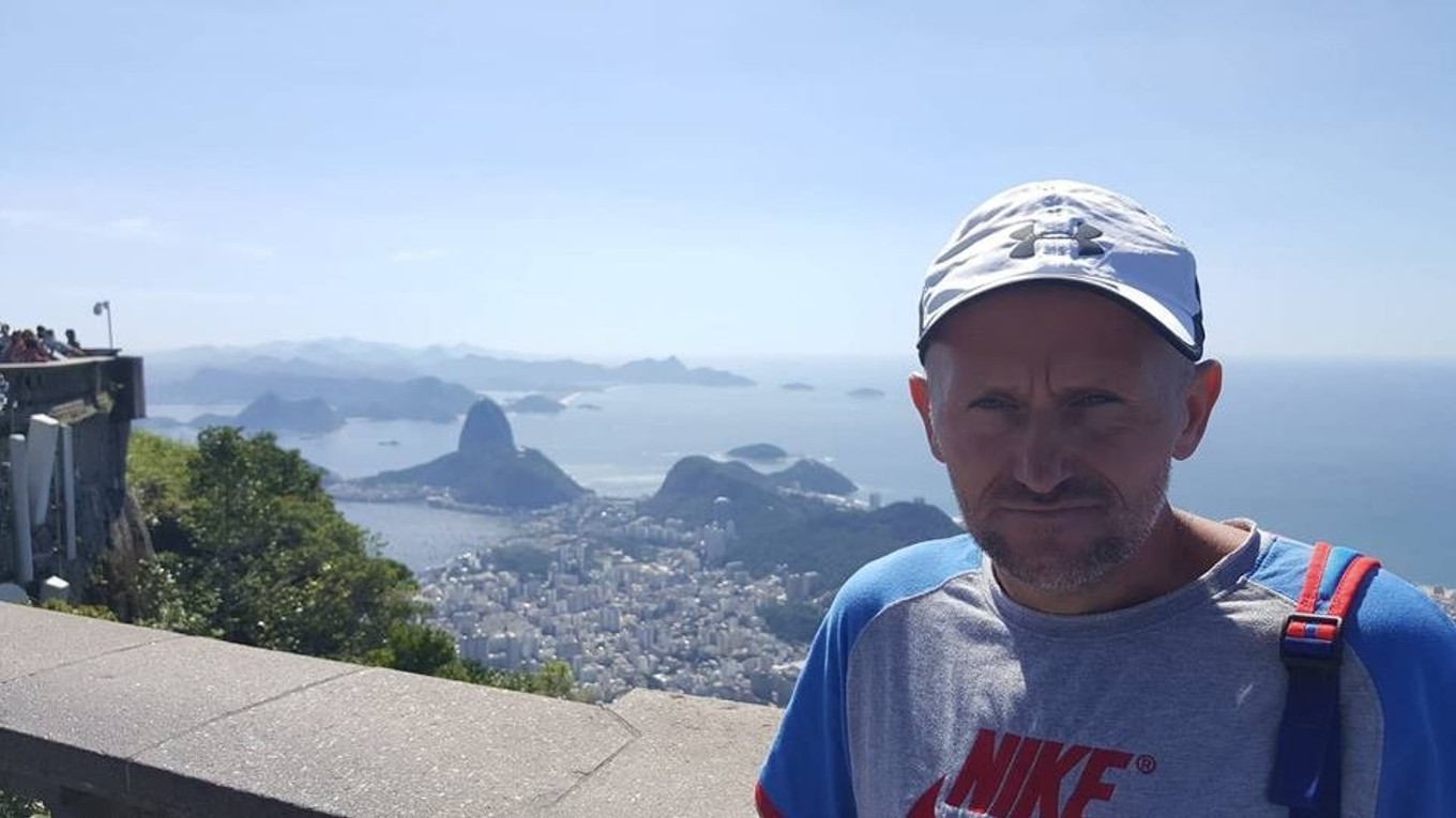 Slavomír Lindvai s panorámou Ria de Janeiro za chrbtom.