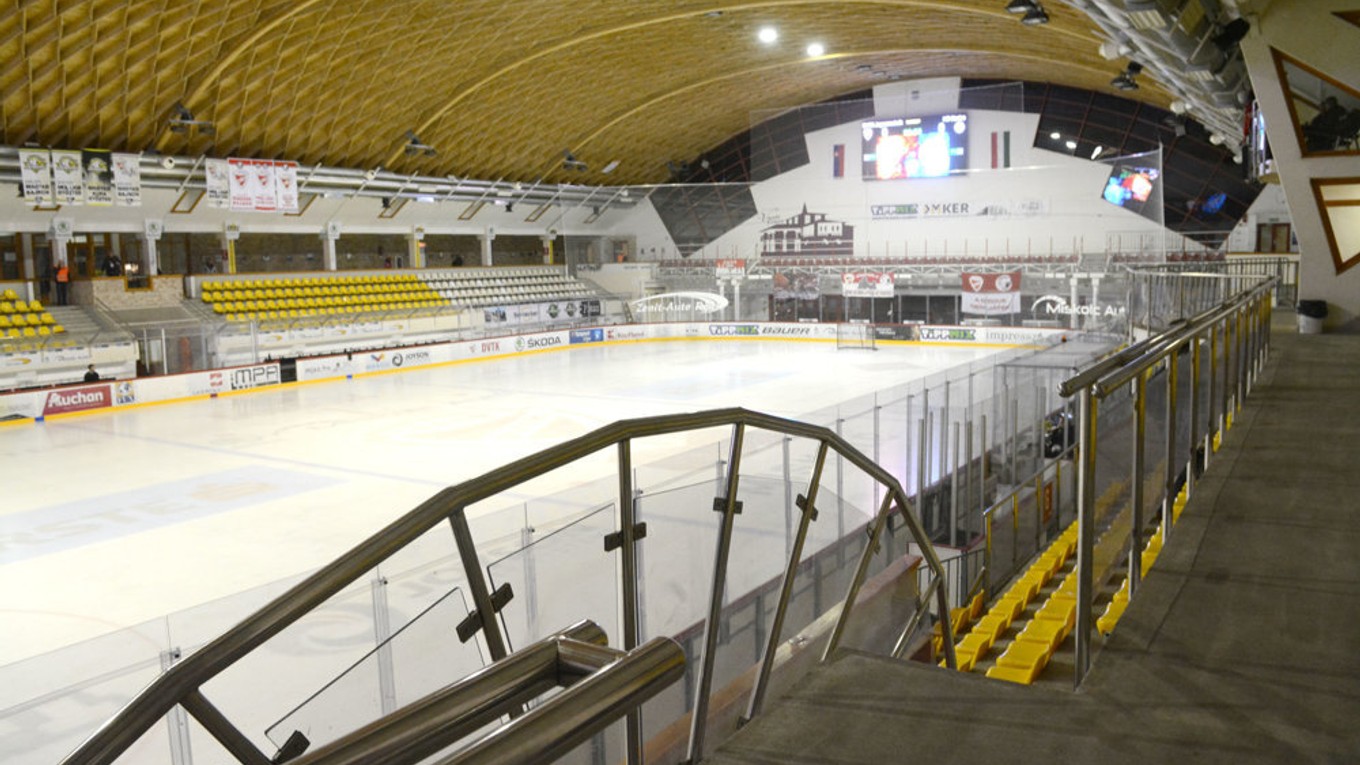 Hokejová aréna v Miškovci. Pred sezónou pridali 500 miest pre divákov.
